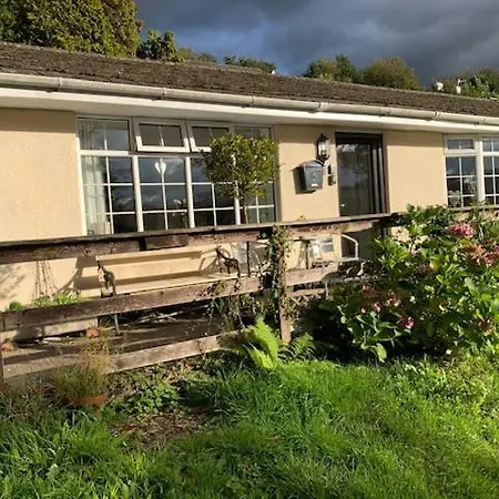 Cosy Cottage With Lake Access View And Allocated Parking شقة