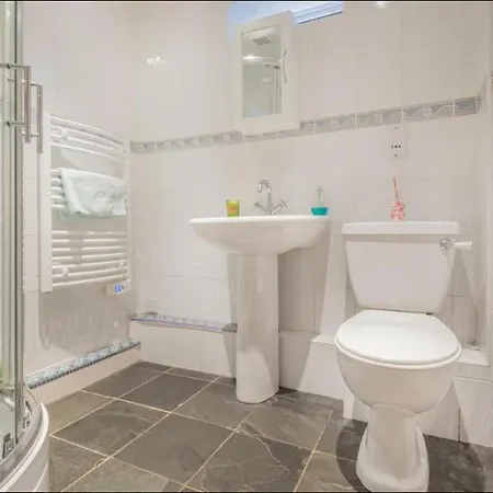 Cosy Cottage With Lake Access View And Allocated Parking