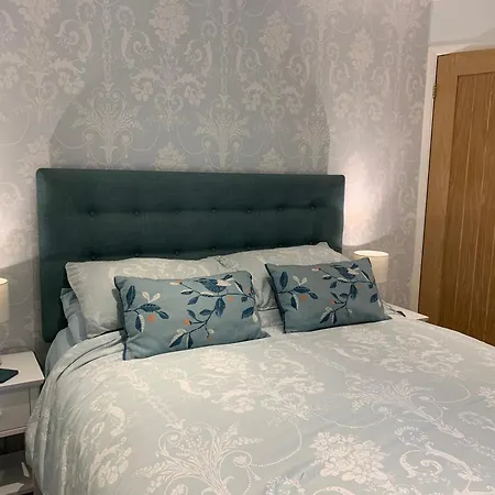 Cosy Cottage With Lake Access View And Allocated Parking شقة