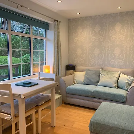 Cosy Cottage With Lake Access View And Allocated Parking *